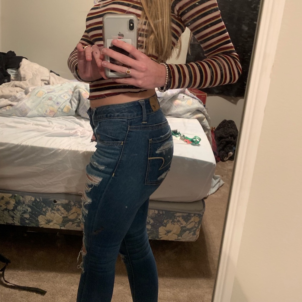 Distressed light jeans